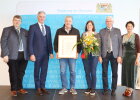 Verleihung des goldenen Meisterbriefs an Andreas Kiener aus Pfreimd, Landkreis Schwandorf (Mitte) und Ehefrau (rechts) mit Ehrengästen