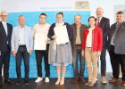 Regierungspräsident Walter Jonas (links) mit Absolventin Laura Augsberger aus dem Landkreis Amberg-Sulzbach und Absolventen Sebastian Bierner aus Amberg mit Ehrengästen