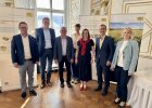 Sieben Personen stehen im Spiegelsaal der Regierung der Oberpfalz vor Informationsaufstellern zum Grundwasserschutz. Zu sehen sind Georg Strobl, Christoph Hüttl, Dr. Jörg Zausig, Helena Ziegenhagel, Christiane Zürn, Franz Rösl und Claudia Muhr.