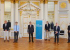 Dr. Christine Endres-Akbari, Sachgebietsleiterin Gesundheit Regierung der Oberpfalz, Dr. Jürgen Altmeppen, MDM Marc Bigalke, Regierungspräsident Axel Bartelt, Dr. Michael Dittmar, Dr. Markus Zimmermann, Regierungsvizepräsident Christoph Reichert und Horst Schmid, Bereichsleiter Umwelt, Gesundheit, Verbraucherschutz an der Regierung der Oberpfalz